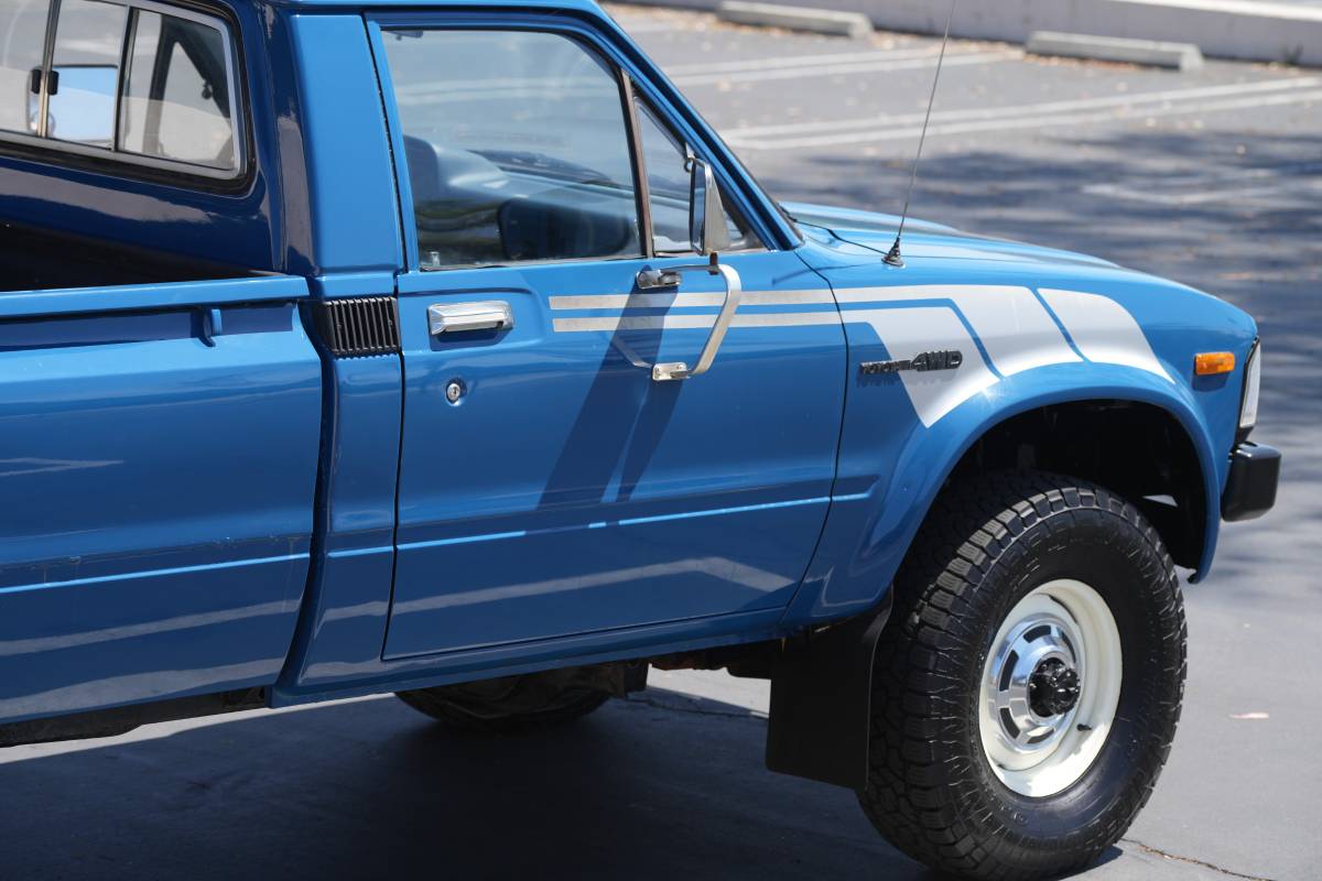 Toyota-pickup-4x4-1982-9
