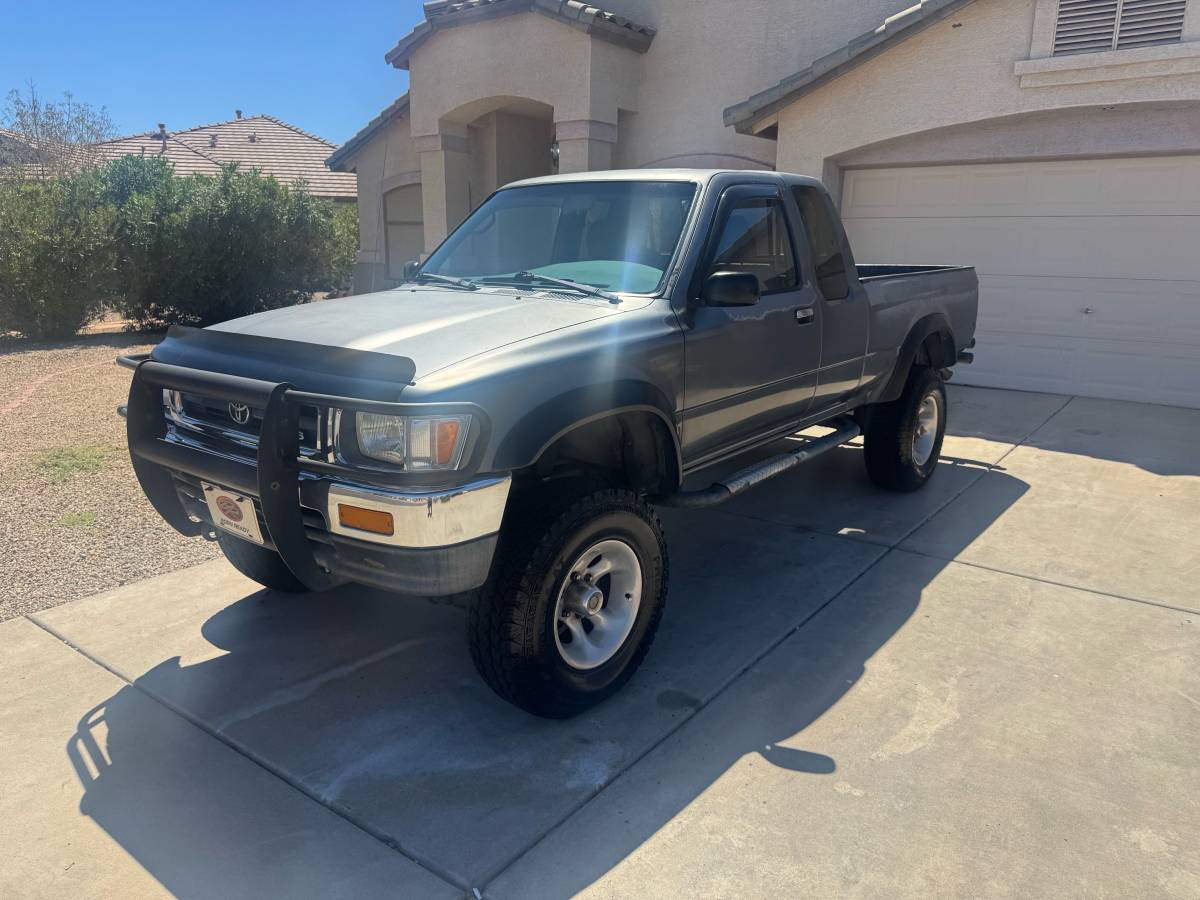 Toyota-pickup-4x4-1992-grey-1