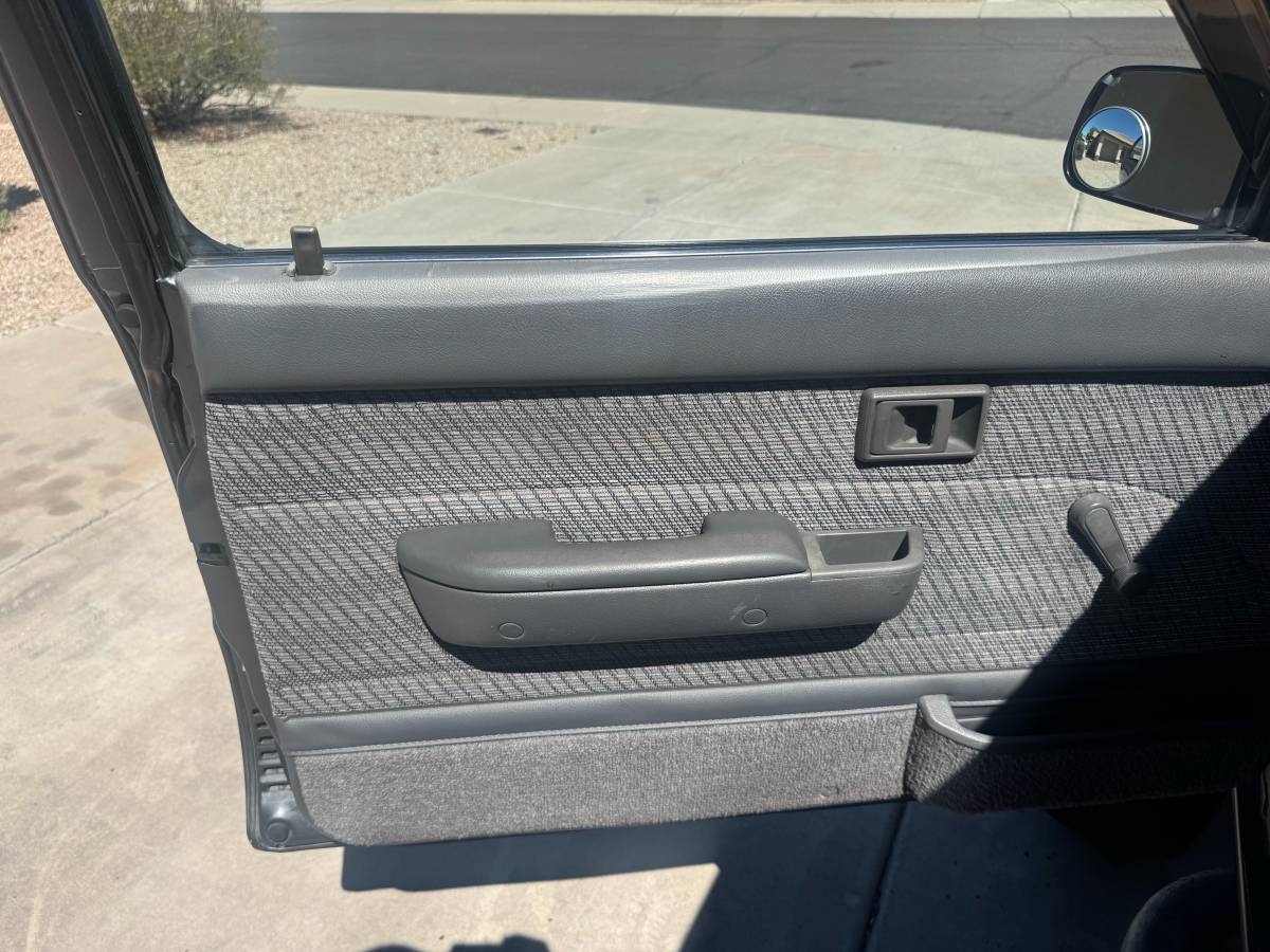 Toyota-pickup-4x4-1992-grey-11