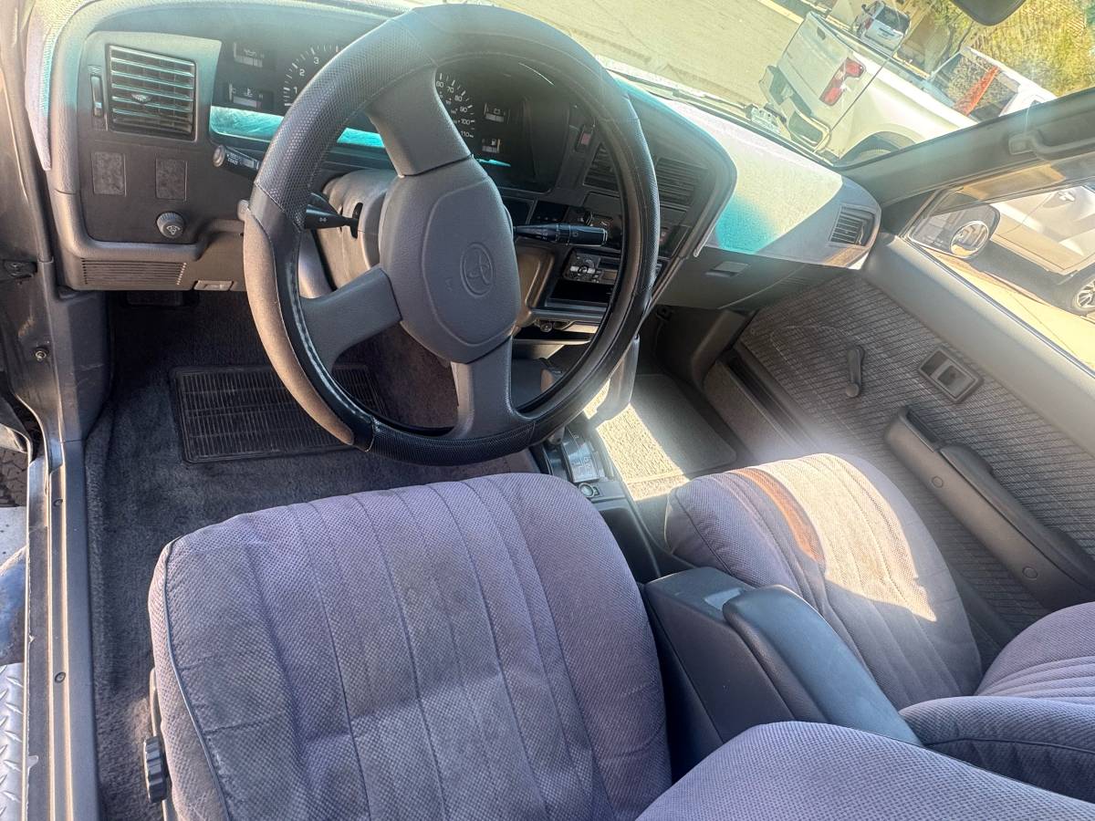Toyota-pickup-4x4-1992-grey-12