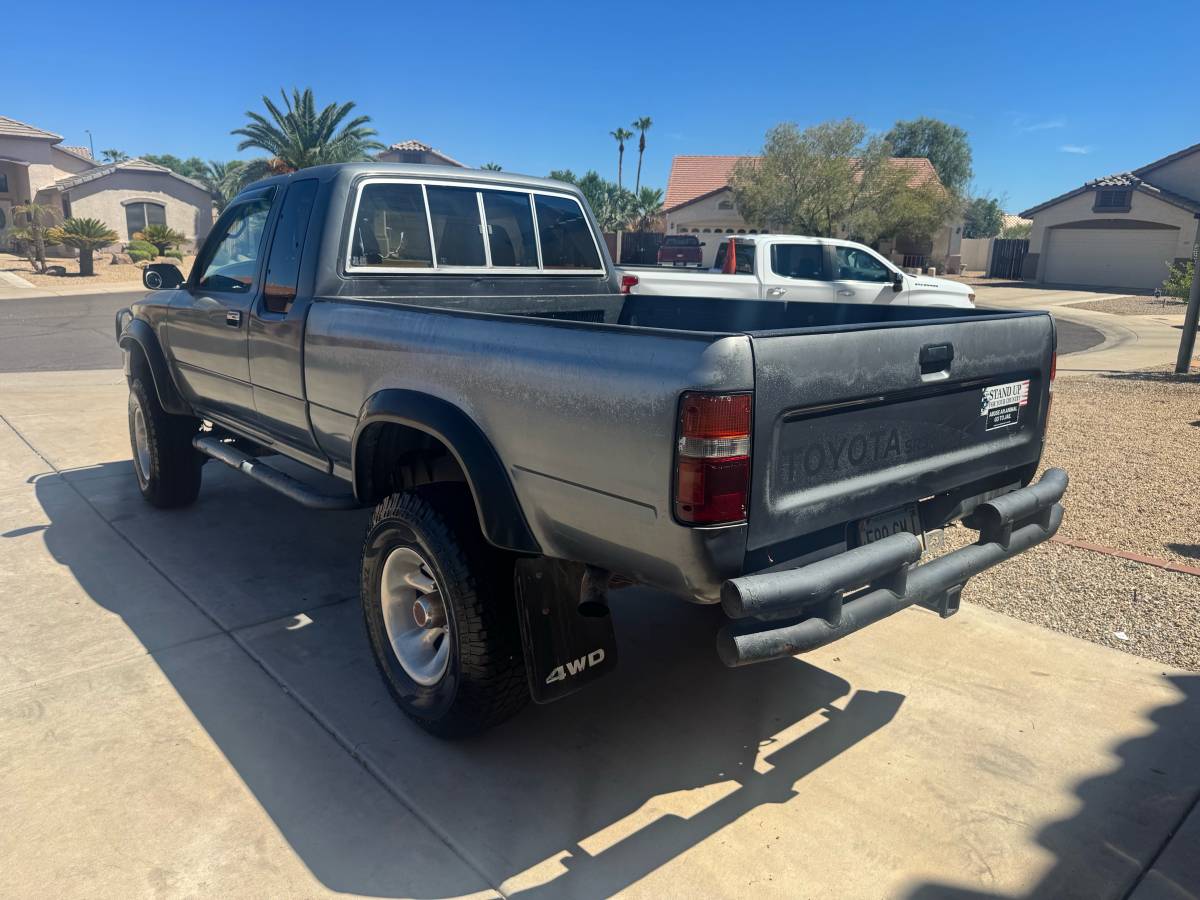 Toyota-pickup-4x4-1992-grey-3