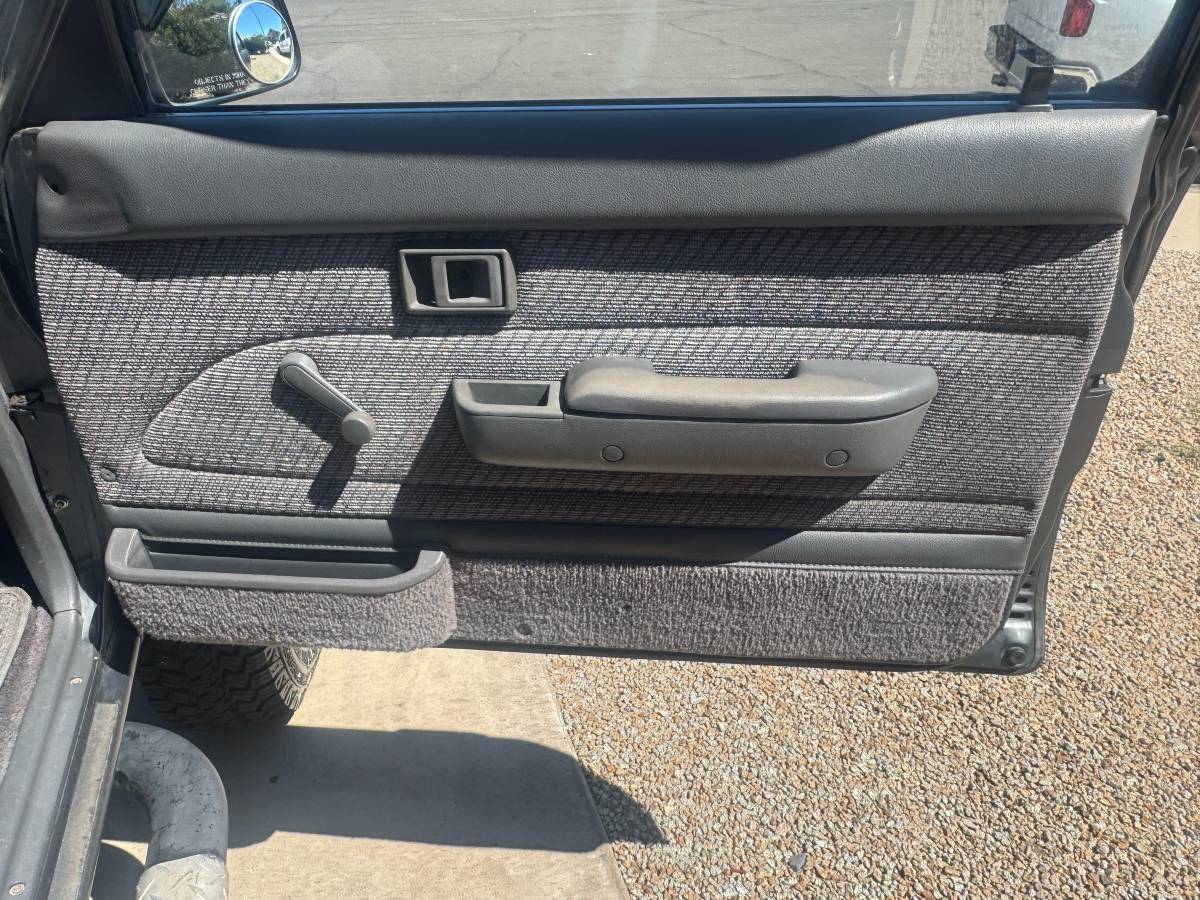 Toyota-pickup-4x4-1992-grey-6