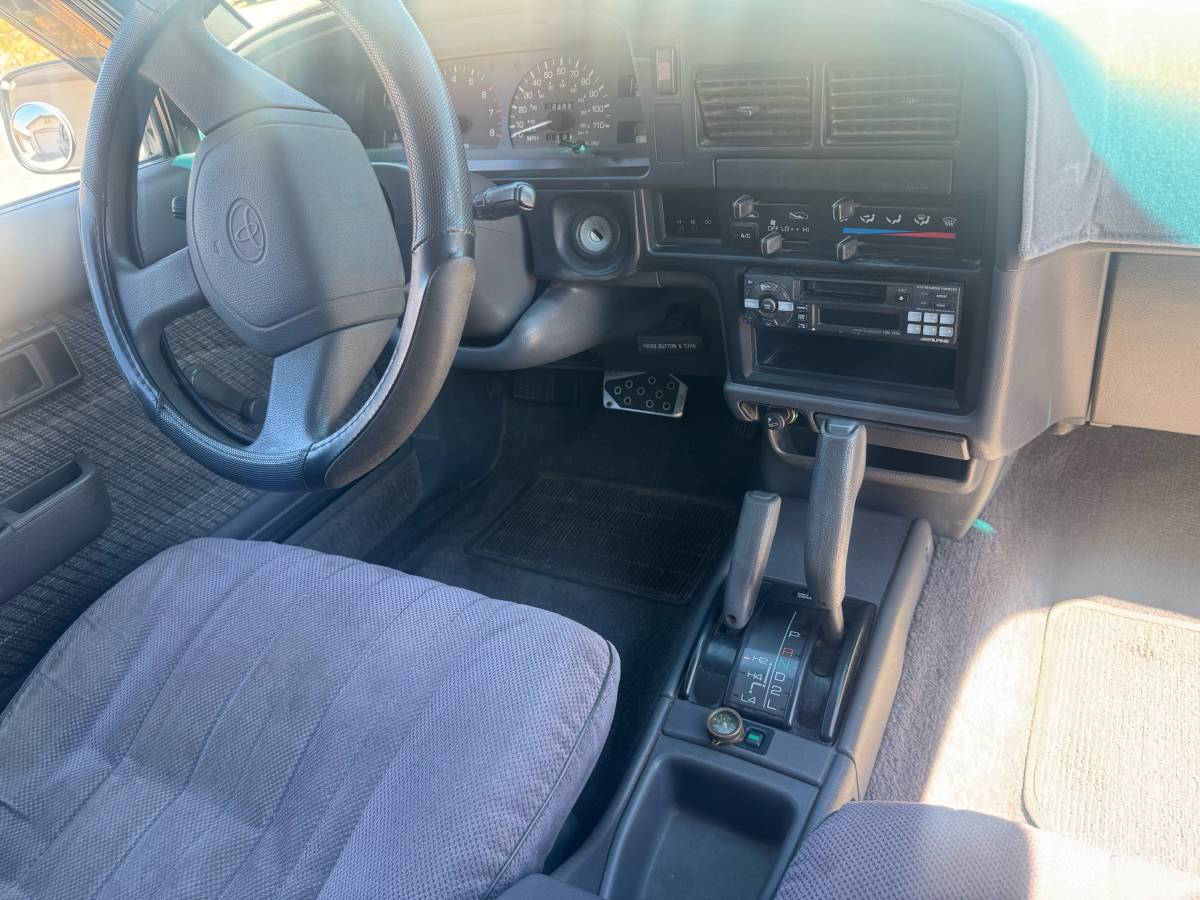 Toyota-pickup-4x4-1992-grey-9