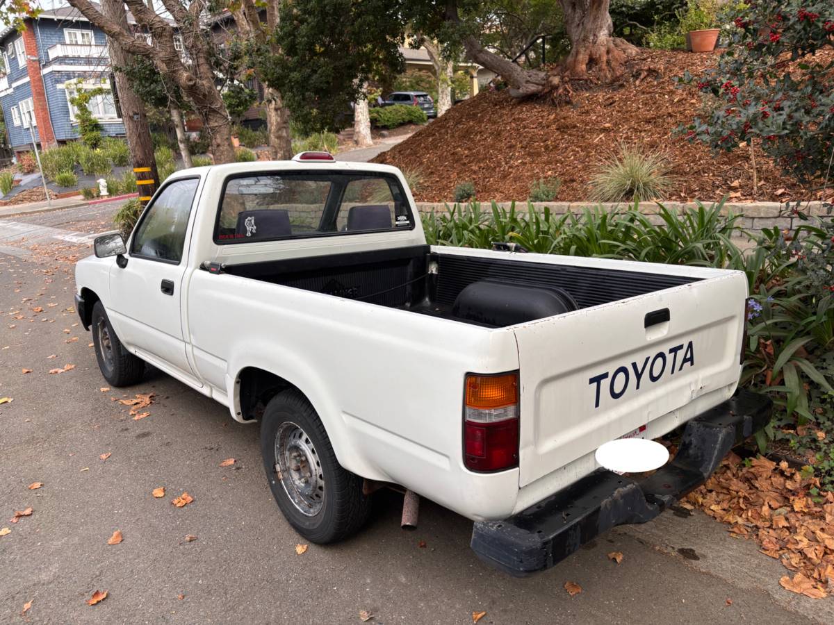 Toyota-pickup-base-1994-white-1