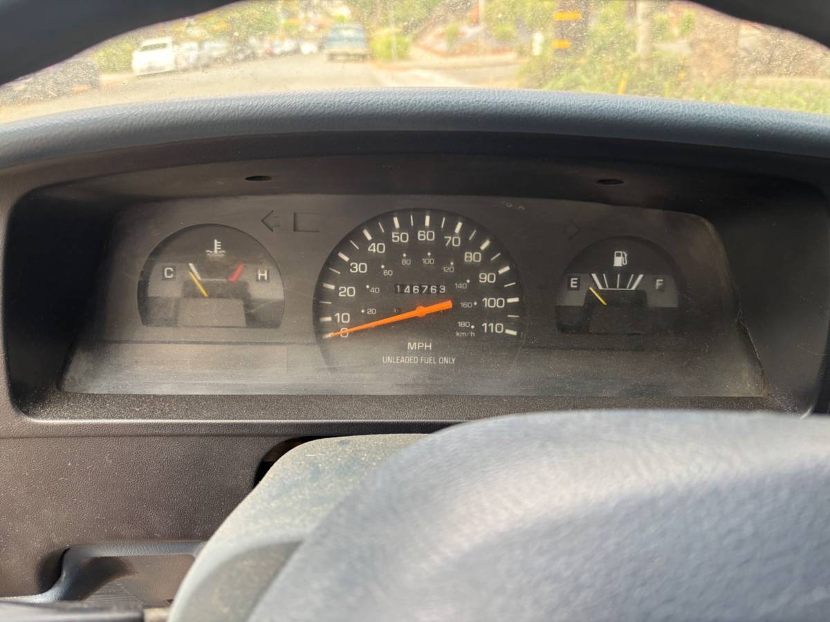 Toyota-pickup-base-1994-white-2