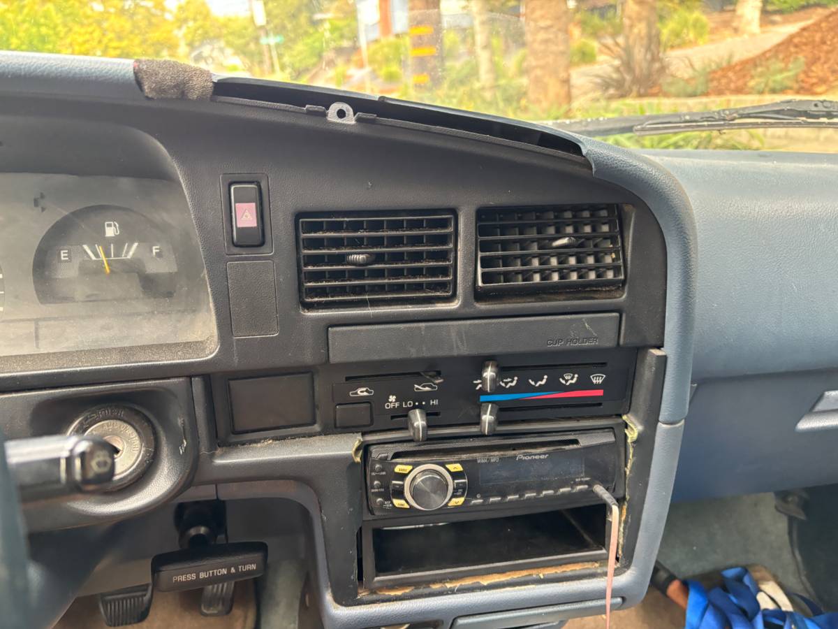 Toyota-pickup-base-1994-white-3