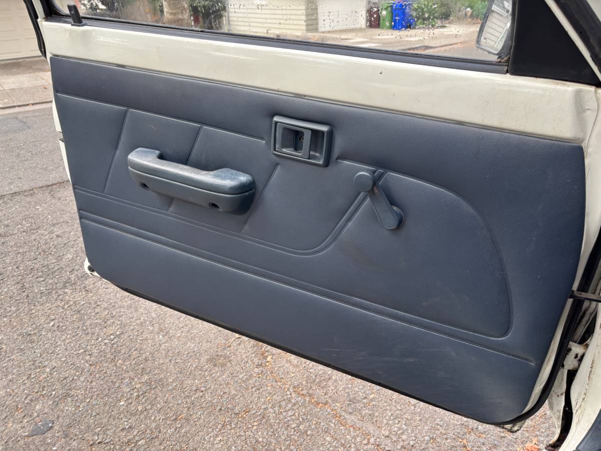 Toyota-pickup-base-1994-white