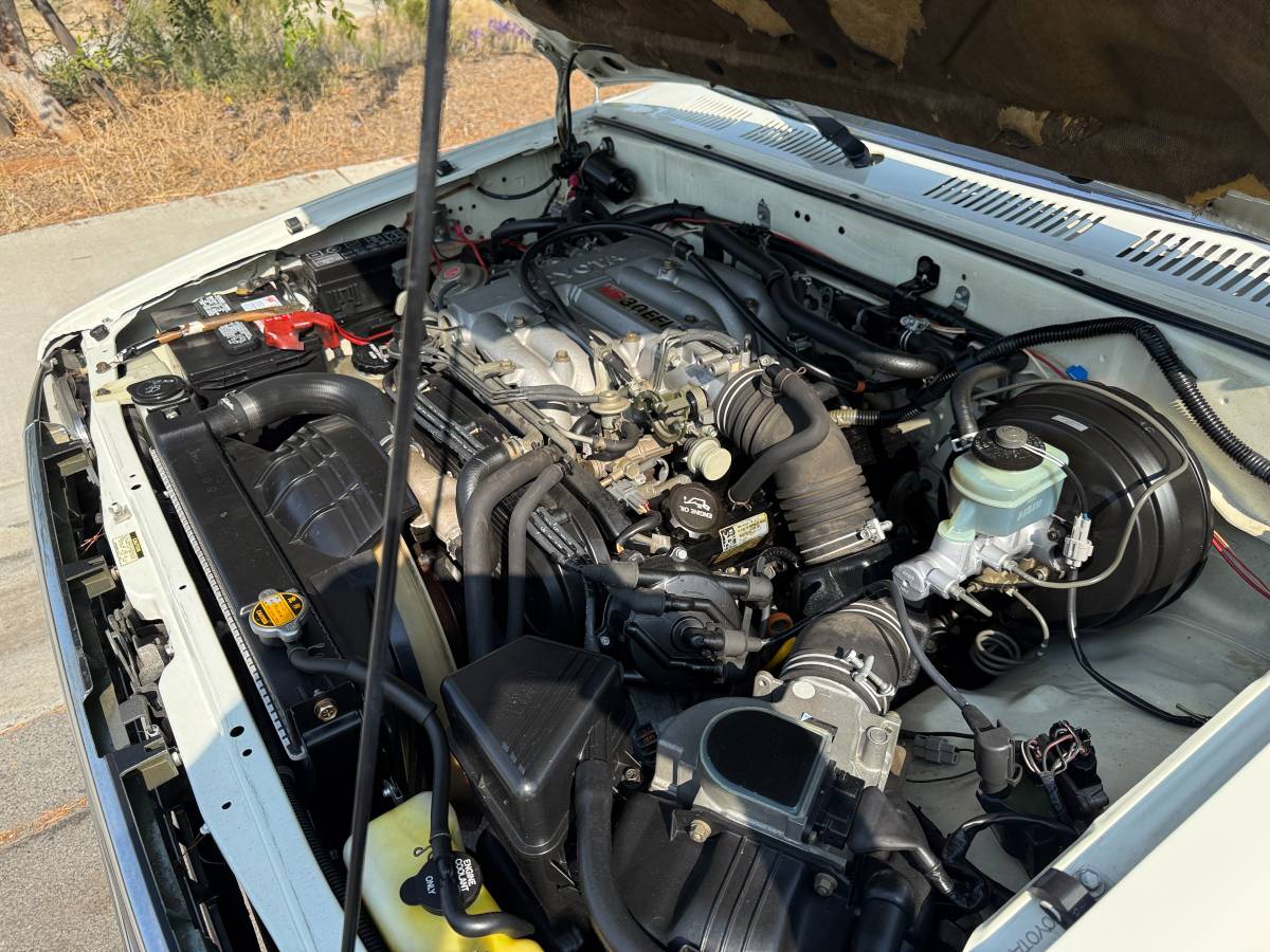 Toyota-pickup-deluxe-1989-white-10