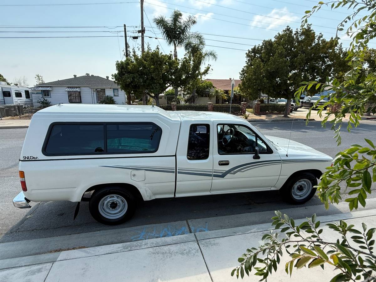 Toyota-pickup-deluxe-1989-white-11
