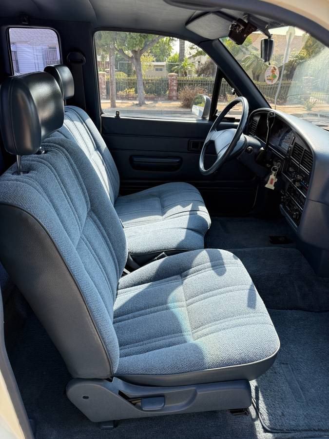 Toyota-pickup-deluxe-1989-white-14