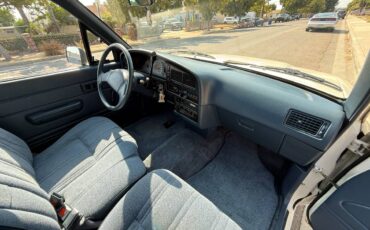 Toyota-pickup-deluxe-1989-white-16