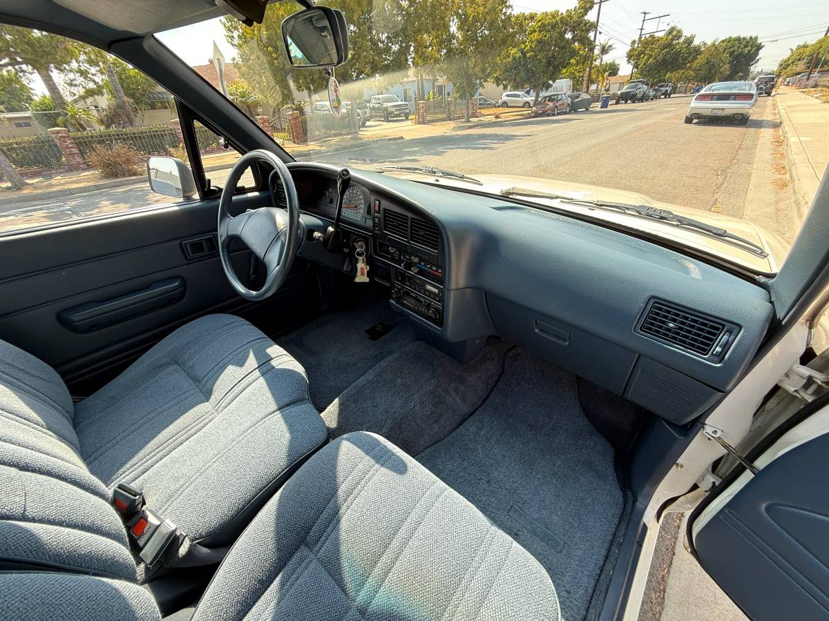 Toyota-pickup-deluxe-1989-white-16