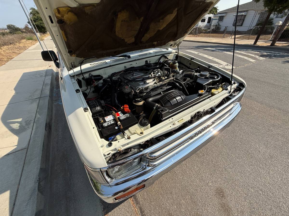 Toyota-pickup-deluxe-1989-white-17