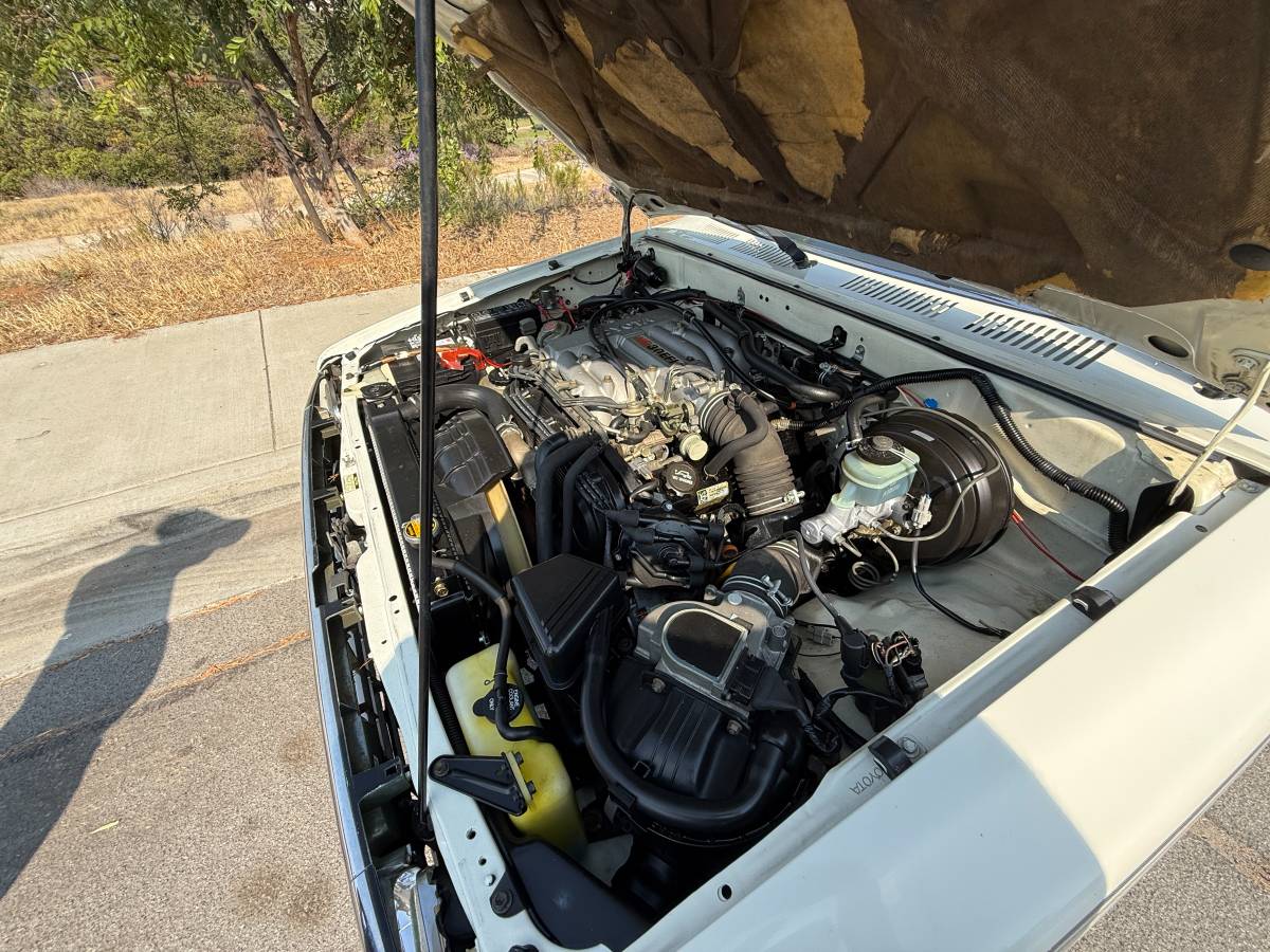 Toyota-pickup-deluxe-1989-white-19