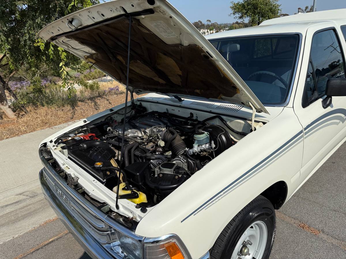 Toyota-pickup-deluxe-1989-white-20