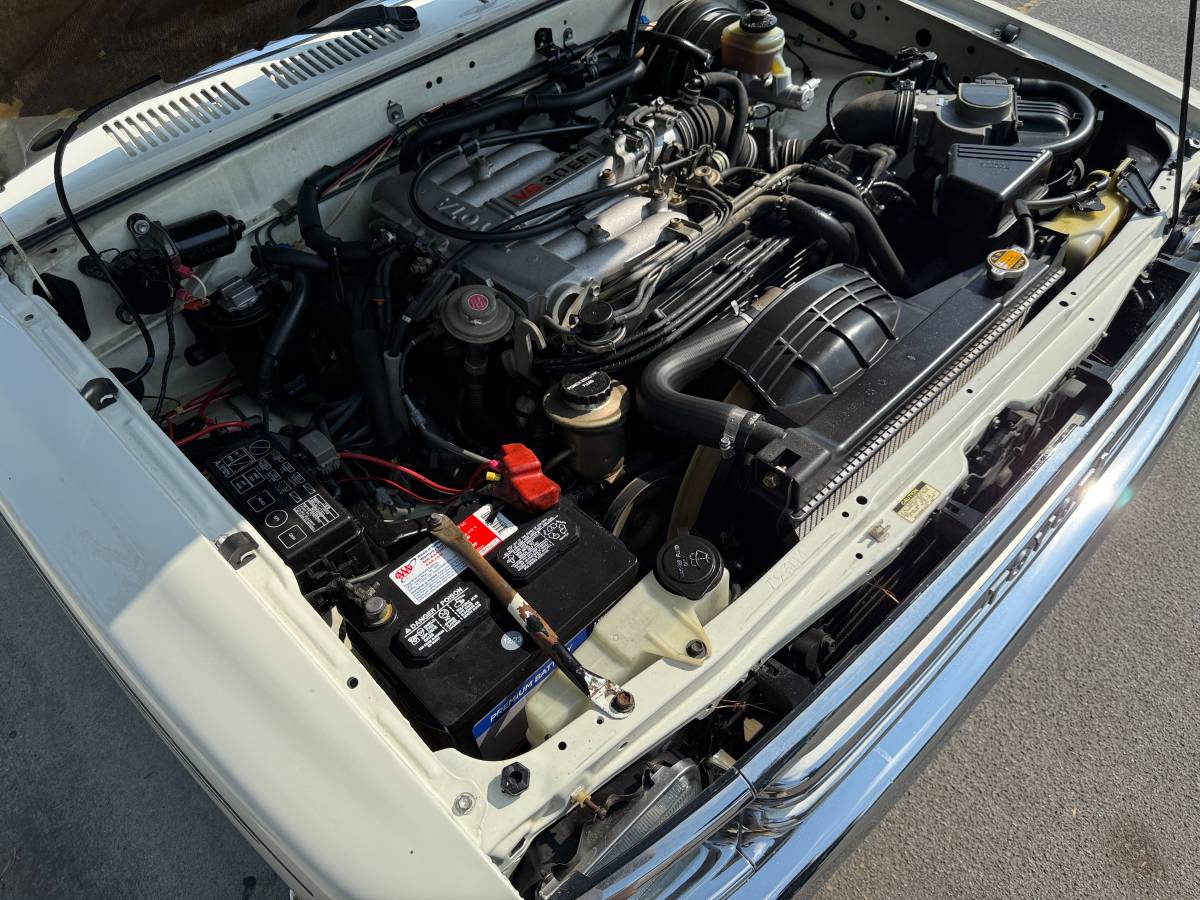Toyota-pickup-deluxe-1989-white-21