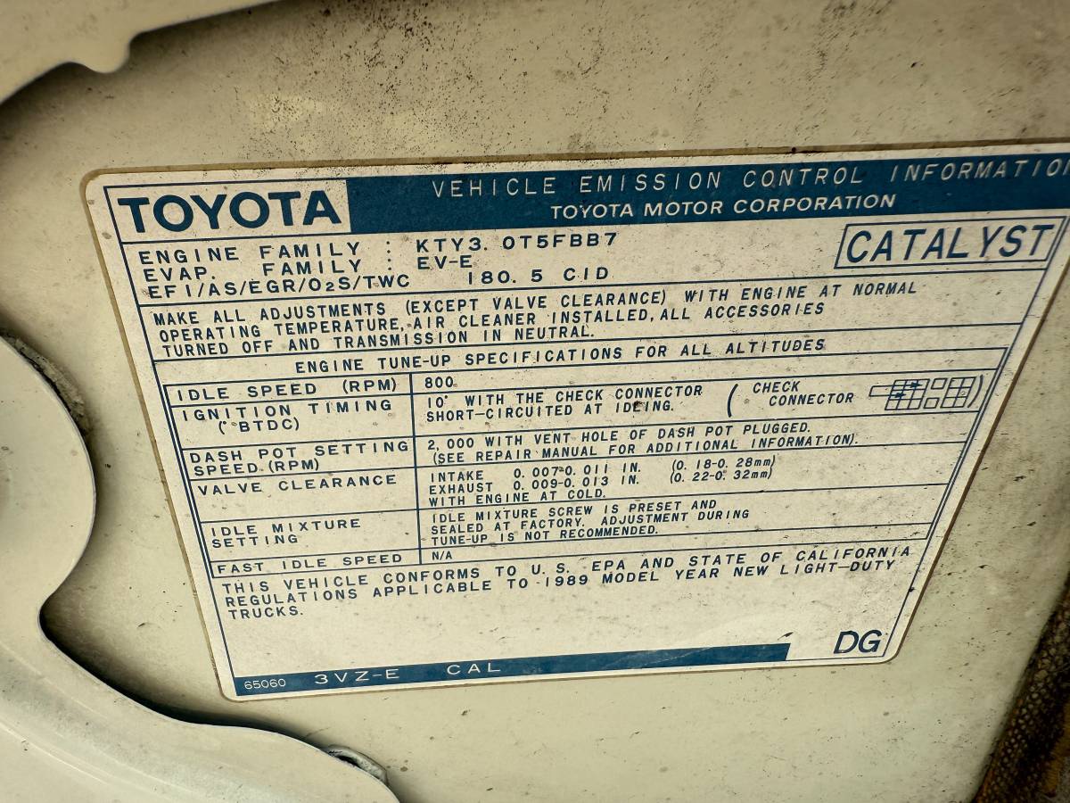 Toyota-pickup-deluxe-1989-white-22