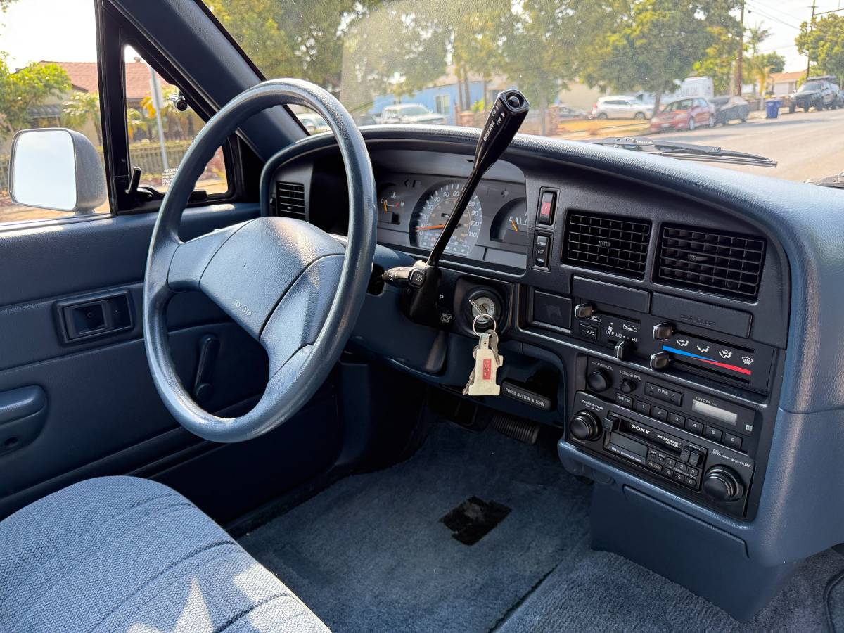 Toyota-pickup-deluxe-1989-white-23