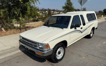 Toyota-pickup-deluxe-1989-white