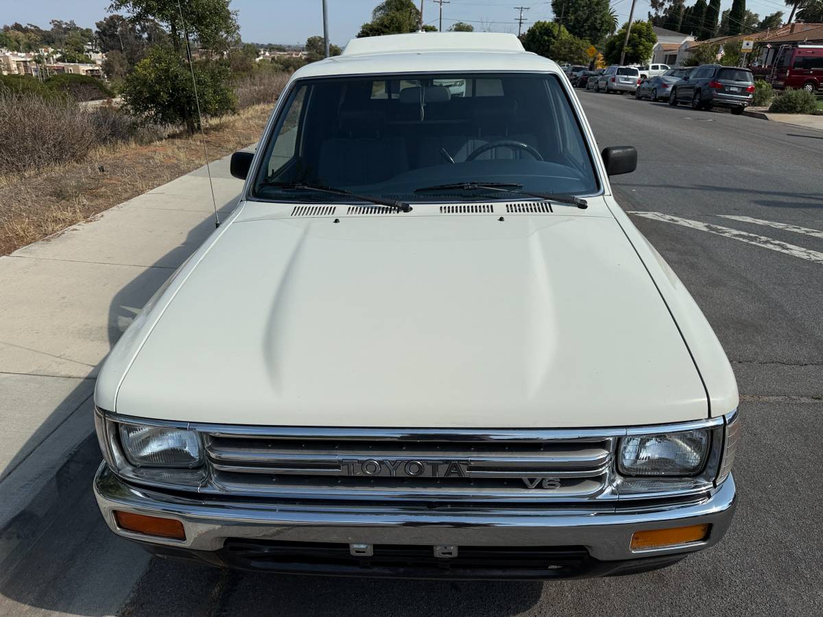 Toyota-pickup-deluxe-1989-white-5