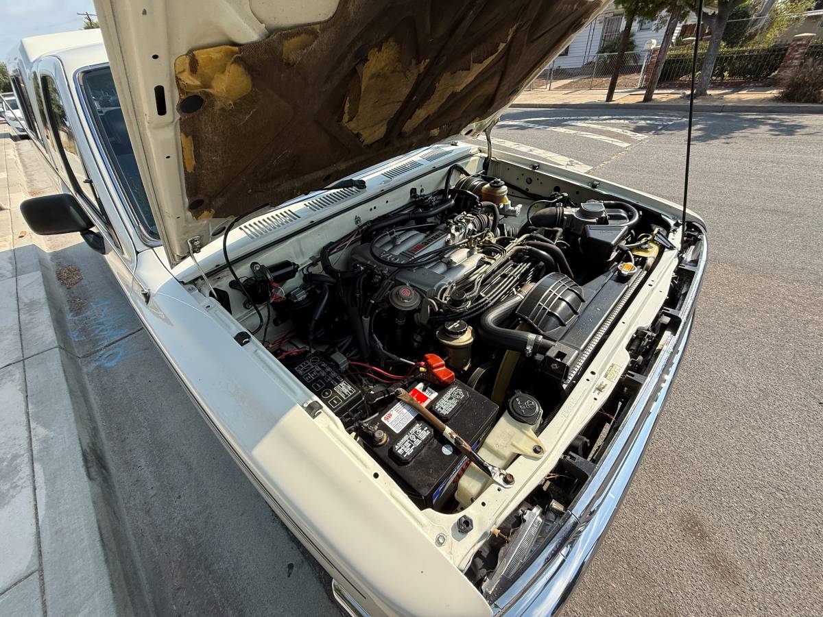 Toyota-pickup-deluxe-1989-white-6