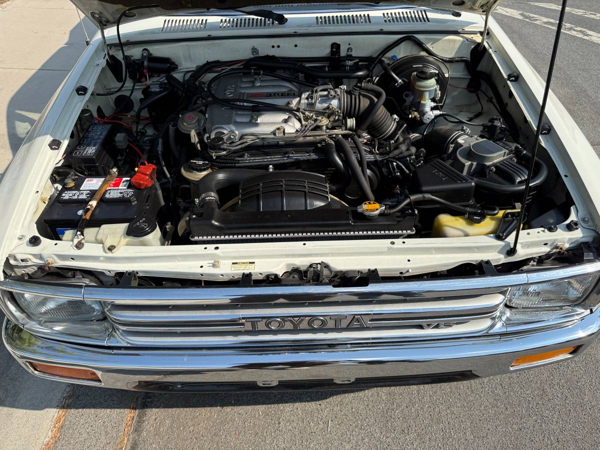 Toyota-pickup-deluxe-1989-white-7