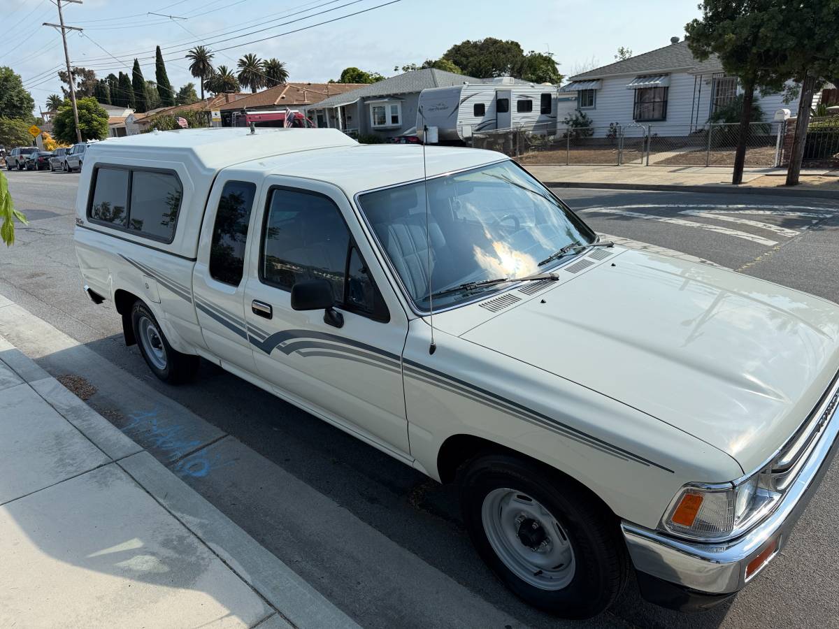 Toyota-pickup-deluxe-1989-white-8