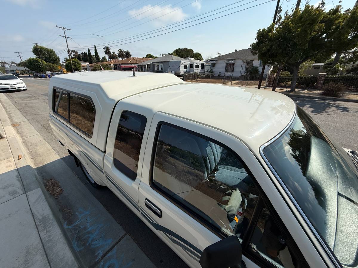 Toyota-pickup-deluxe-1989-white-9