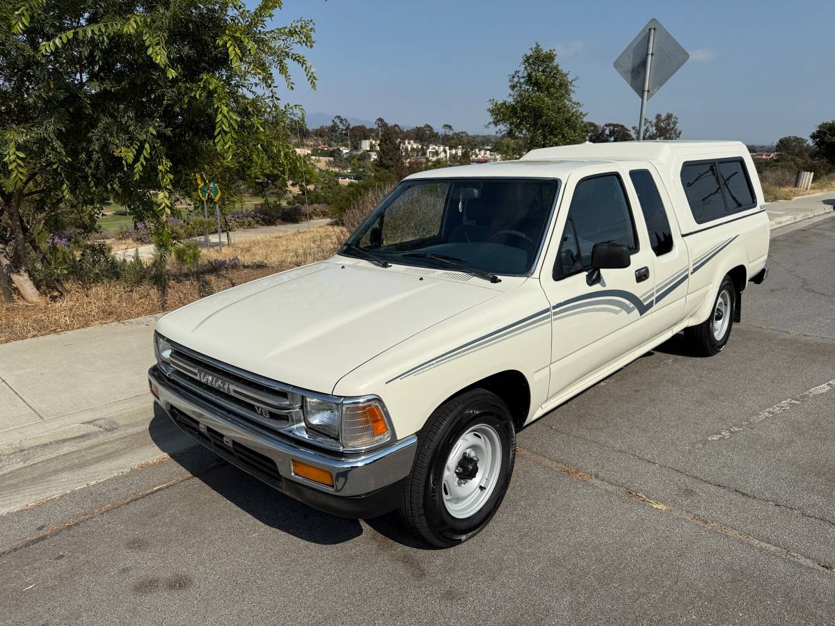 Toyota-pickup-deluxe-1989-white