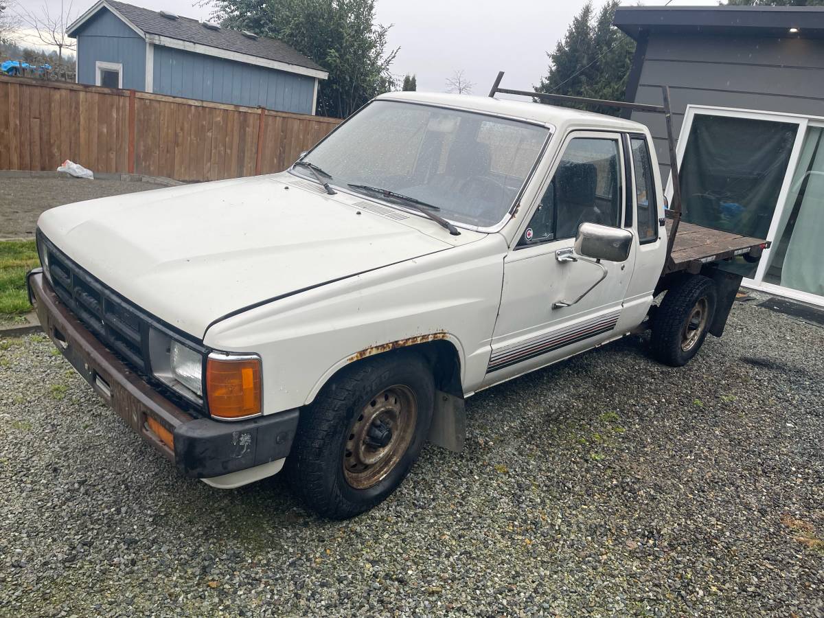 Toyota-pickup-diesel-1984-white-1
