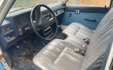 Toyota-pickup-diesel-1984-white-2