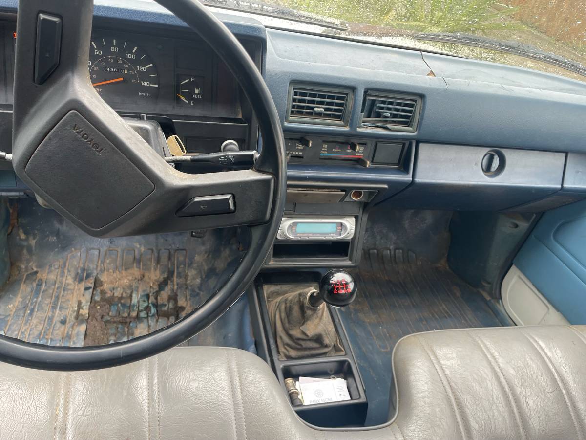 Toyota-pickup-diesel-1984-white-3