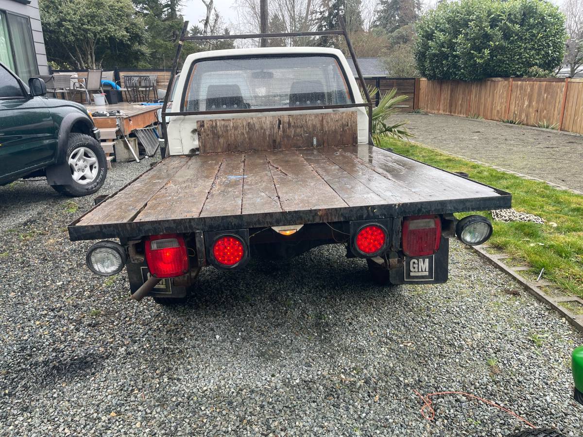 Toyota-pickup-diesel-1984-white-4