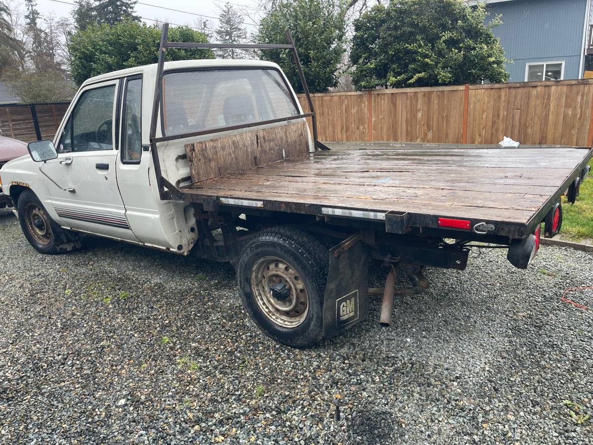 Toyota-pickup-diesel-1984-white-5