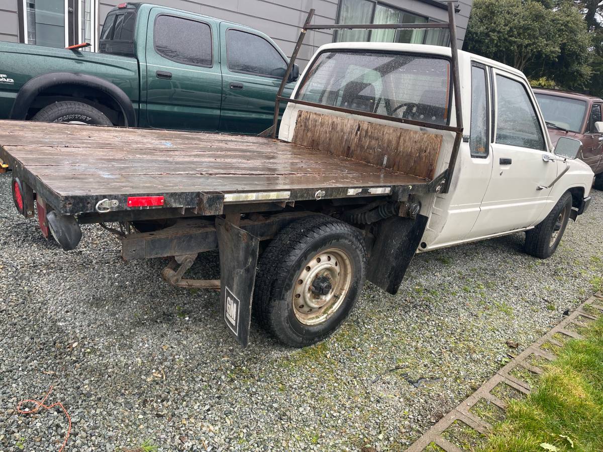 Toyota-pickup-diesel-1984-white-6