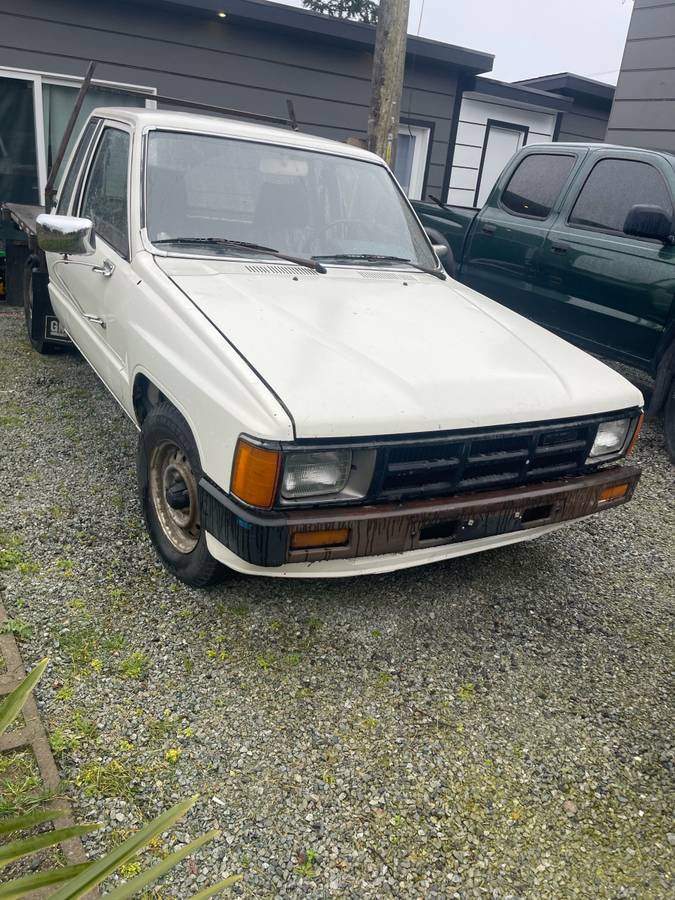 Toyota-pickup-diesel-1984-white