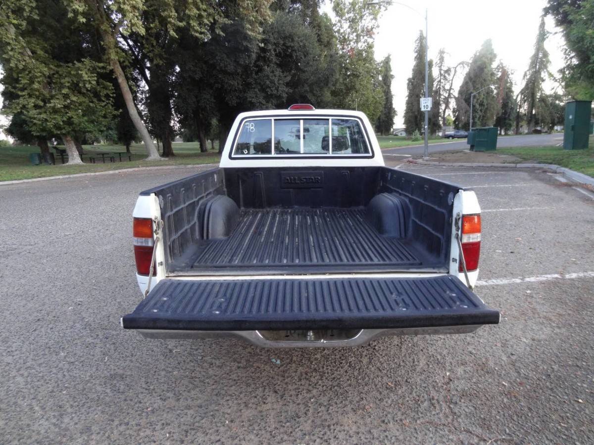 Toyota-pickup-dx-2dr-extended-c-1994-white-11
