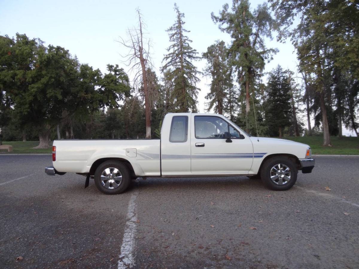 Toyota-pickup-dx-2dr-extended-c-1994-white-7