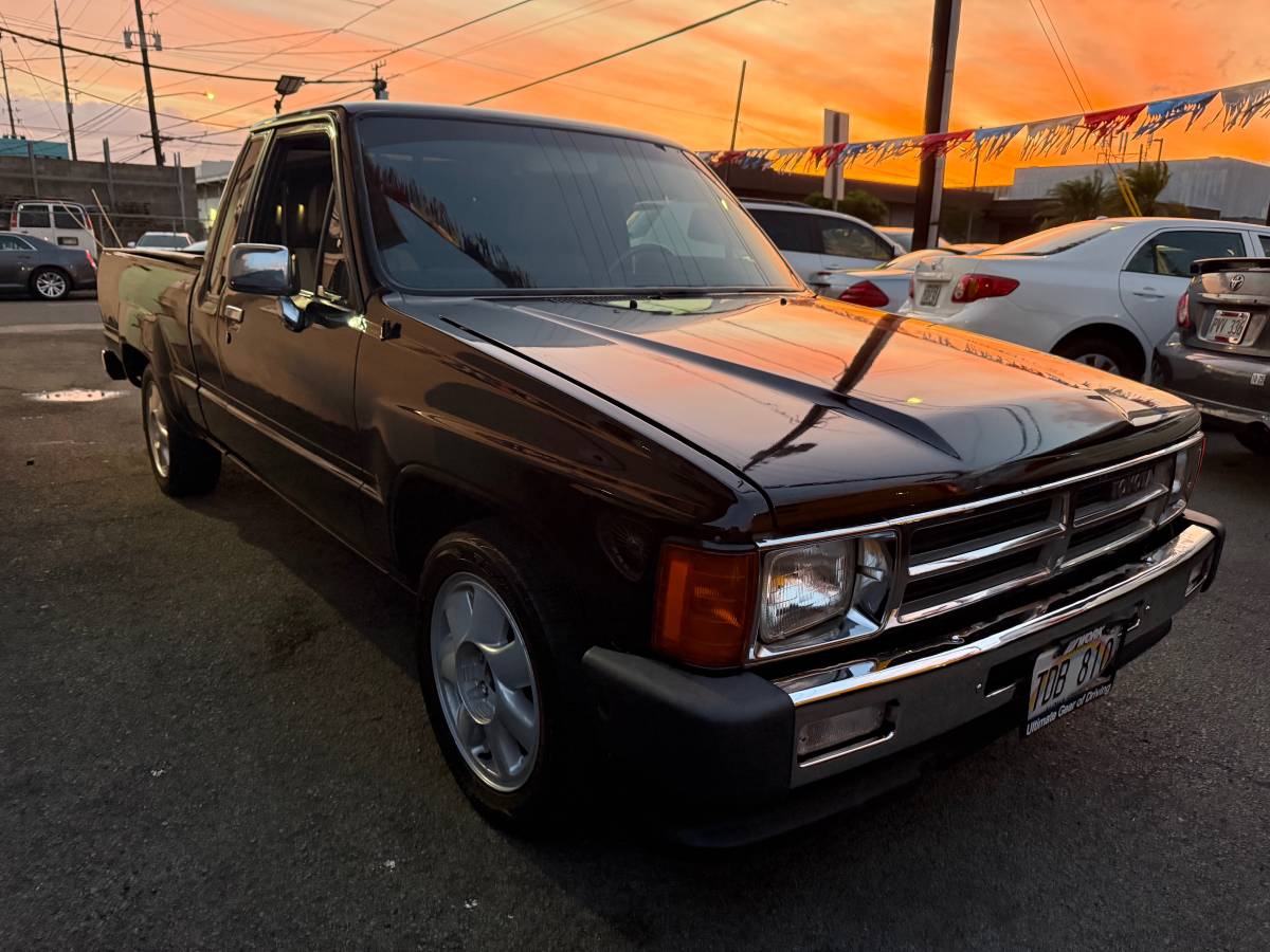Toyota-pickup-truck-1985-black-1