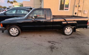 Toyota-pickup-truck-1985-black-2