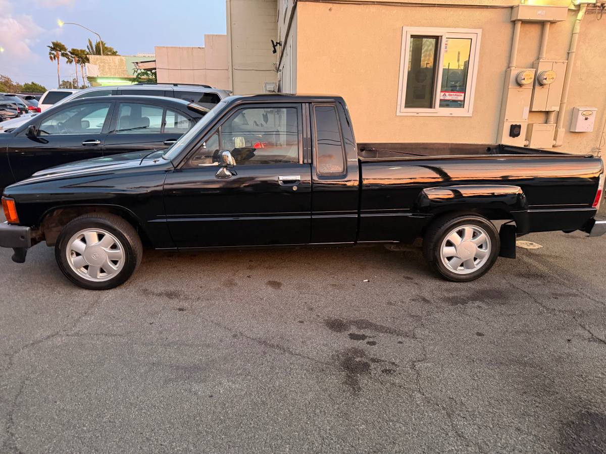 Toyota-pickup-truck-1985-black-2