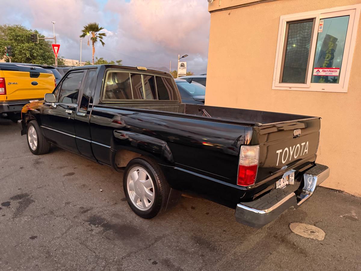 Toyota-pickup-truck-1985-black-3