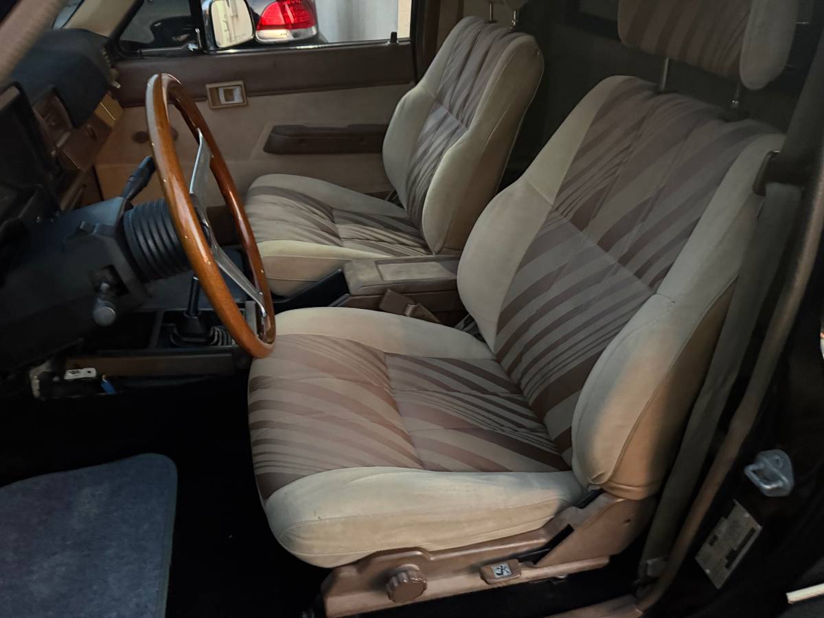 Toyota-pickup-truck-1985-black-6