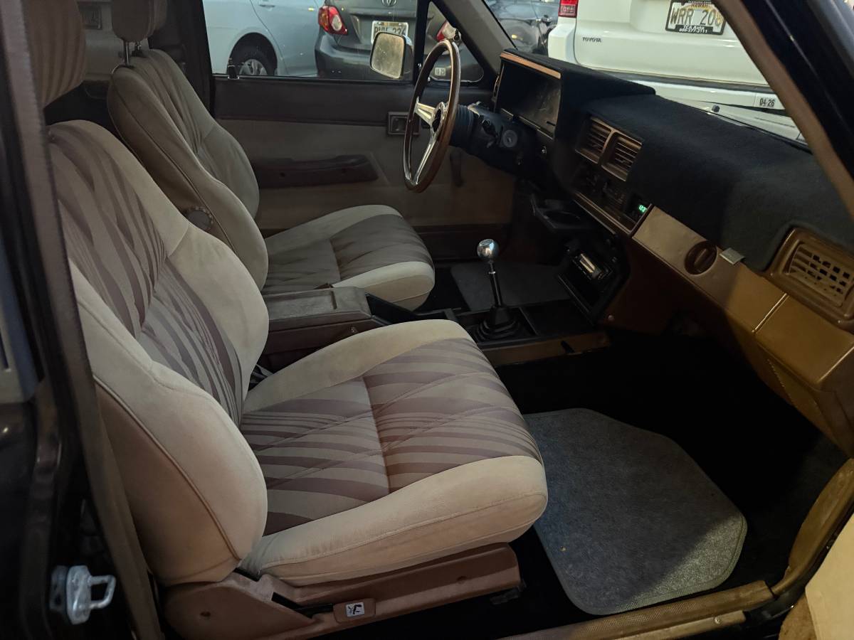 Toyota-pickup-truck-1985-black-8