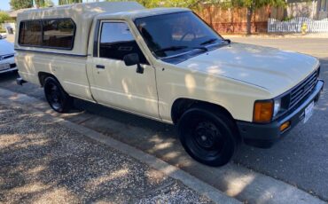 Toyota-pickup-truck-1985-yellow-1