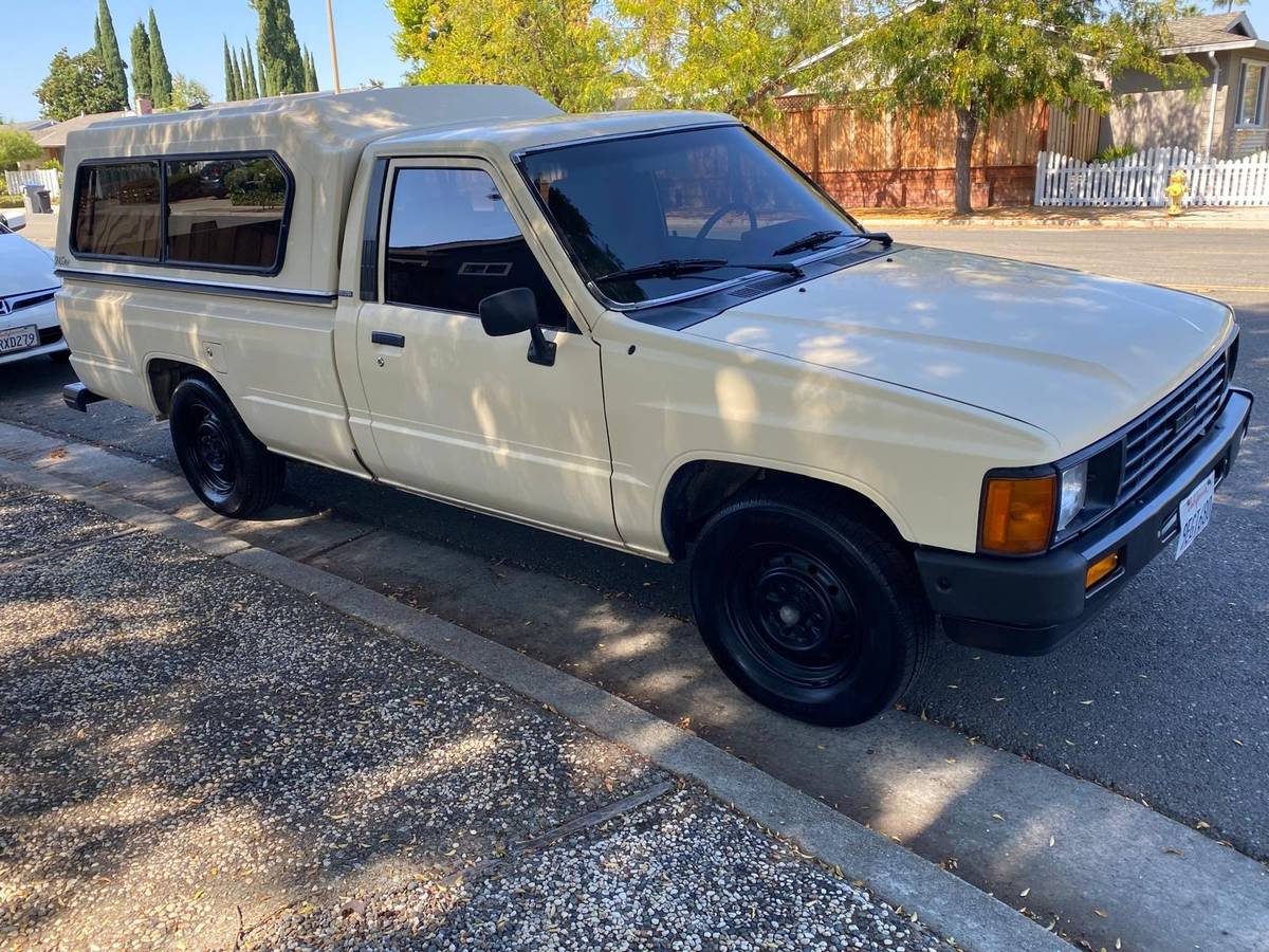 Toyota-pickup-truck-1985-yellow-1