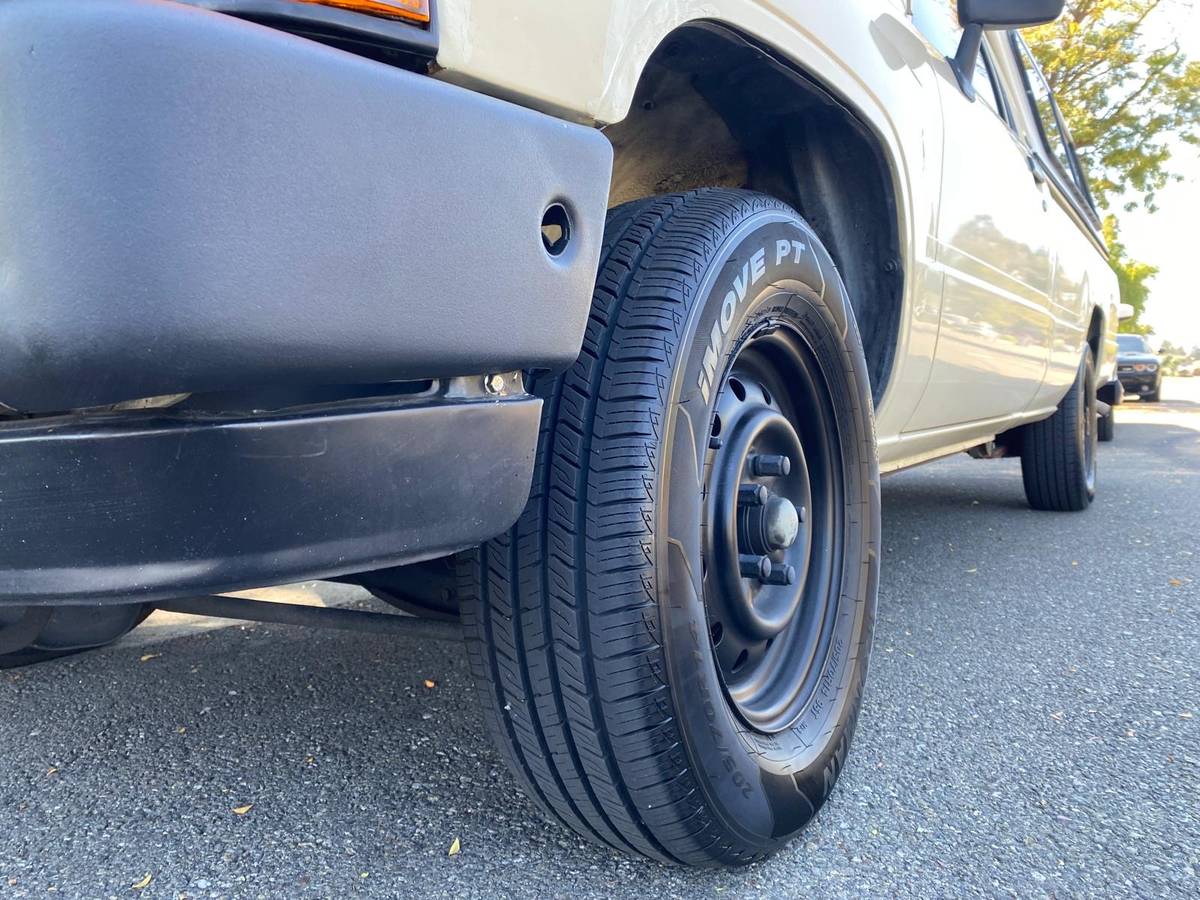 Toyota-pickup-truck-1985-yellow-13