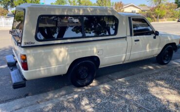 Toyota-pickup-truck-1985-yellow-2