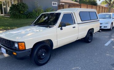 Toyota-pickup-truck-1985-yellow-3