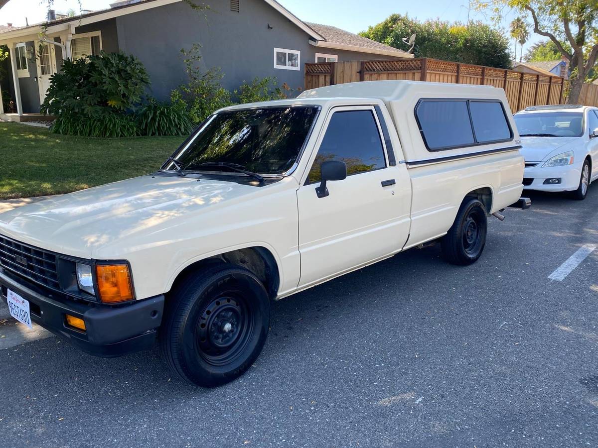 Toyota-pickup-truck-1985-yellow-3